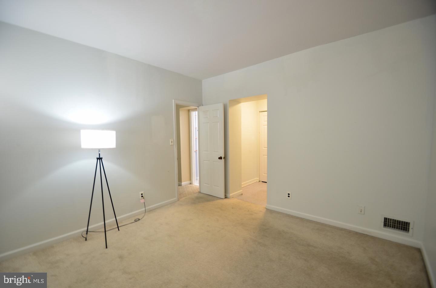 QUEEN VILLAGE - Residential Lease