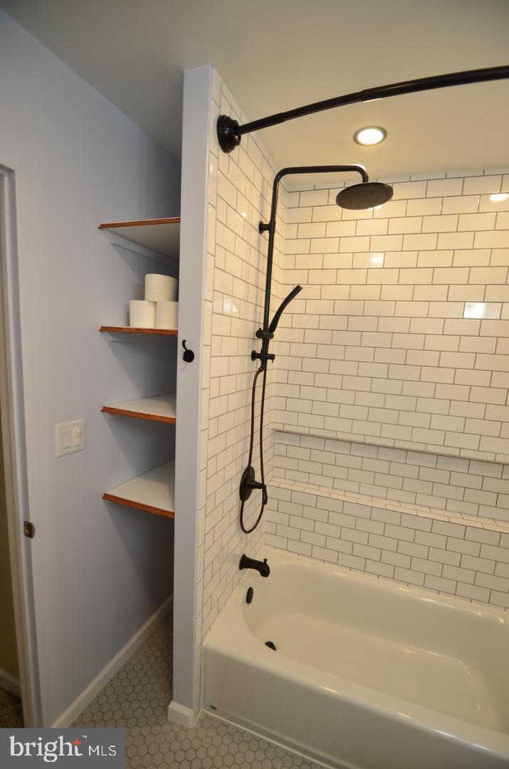 QUEEN VILLAGE - Residential Lease