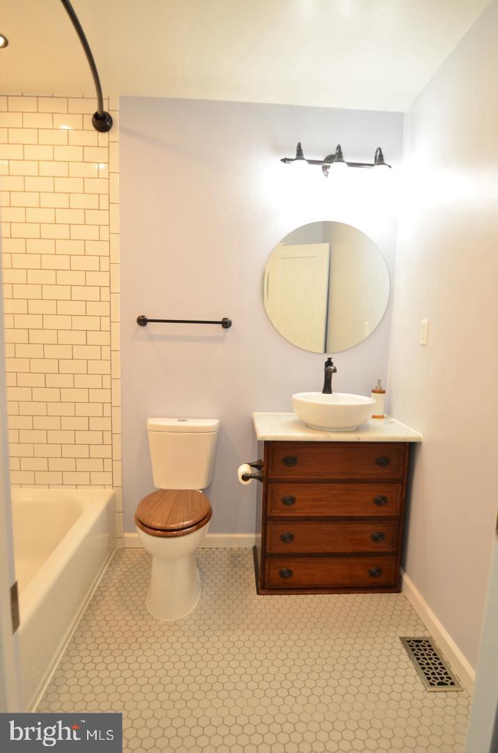 QUEEN VILLAGE - Residential Lease