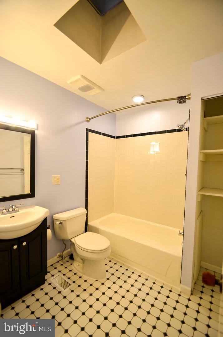 QUEEN VILLAGE - Residential Lease