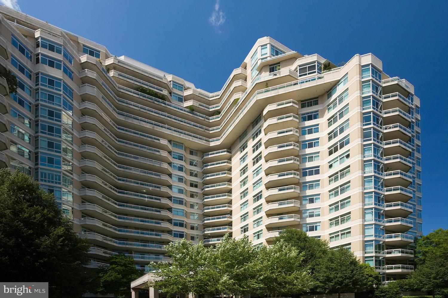 Don't miss out on this spectacular South-facing, 2,776sf unit w/2BR + Den,2.5BA & Balcony. The MBR Ste is at opposite end of huge 2nd BR Ste. Open floorplan,Kitchen w/Breakfast Rm,Laundry Rm & tons of closet space. Enjoy the life of luxury in 17 acre gated Somerset House Community. 24hr security,valet,concierge,3-story clubhouse w/gym,raquetball,indoor/outdoor pools,plus tennis courts & gardens!