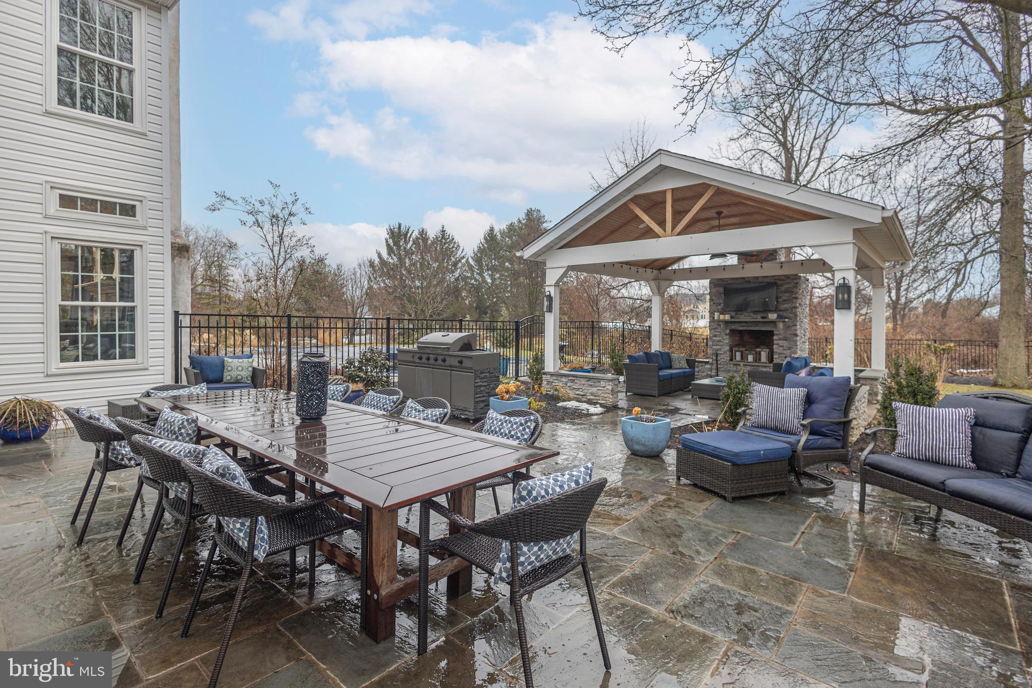 MAPLE GLEN HOLLOW - Residential