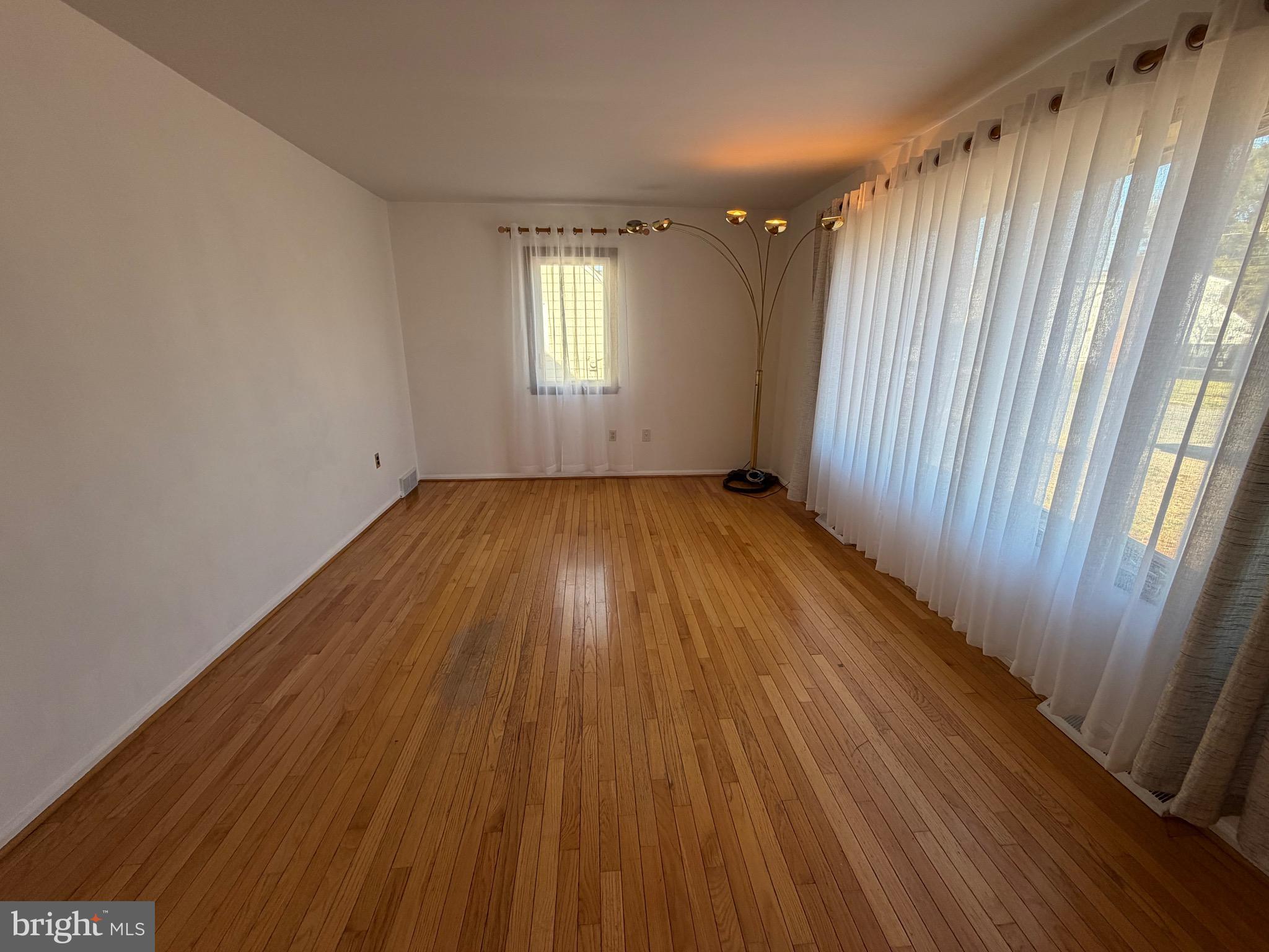 10 BOWLING GREEN AVENUE