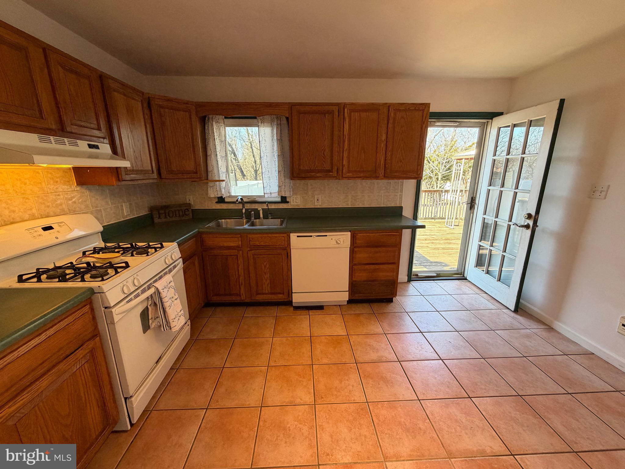 10 BOWLING GREEN AVENUE