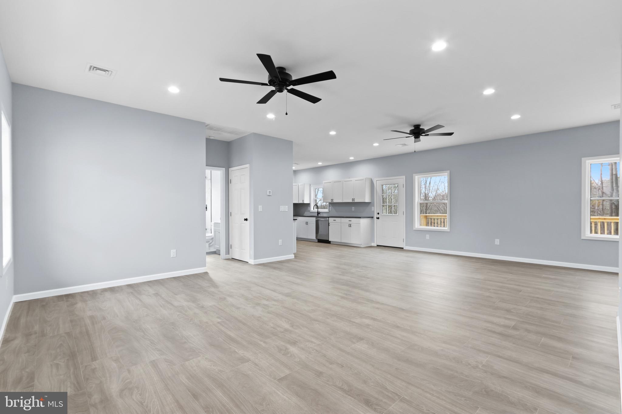 EMERALD LAKES - Residential