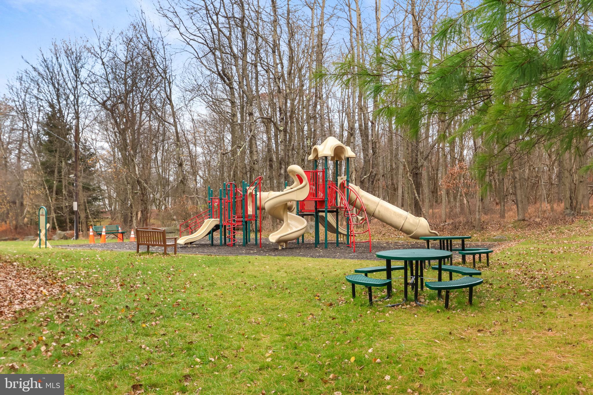 EMERALD LAKES - Residential