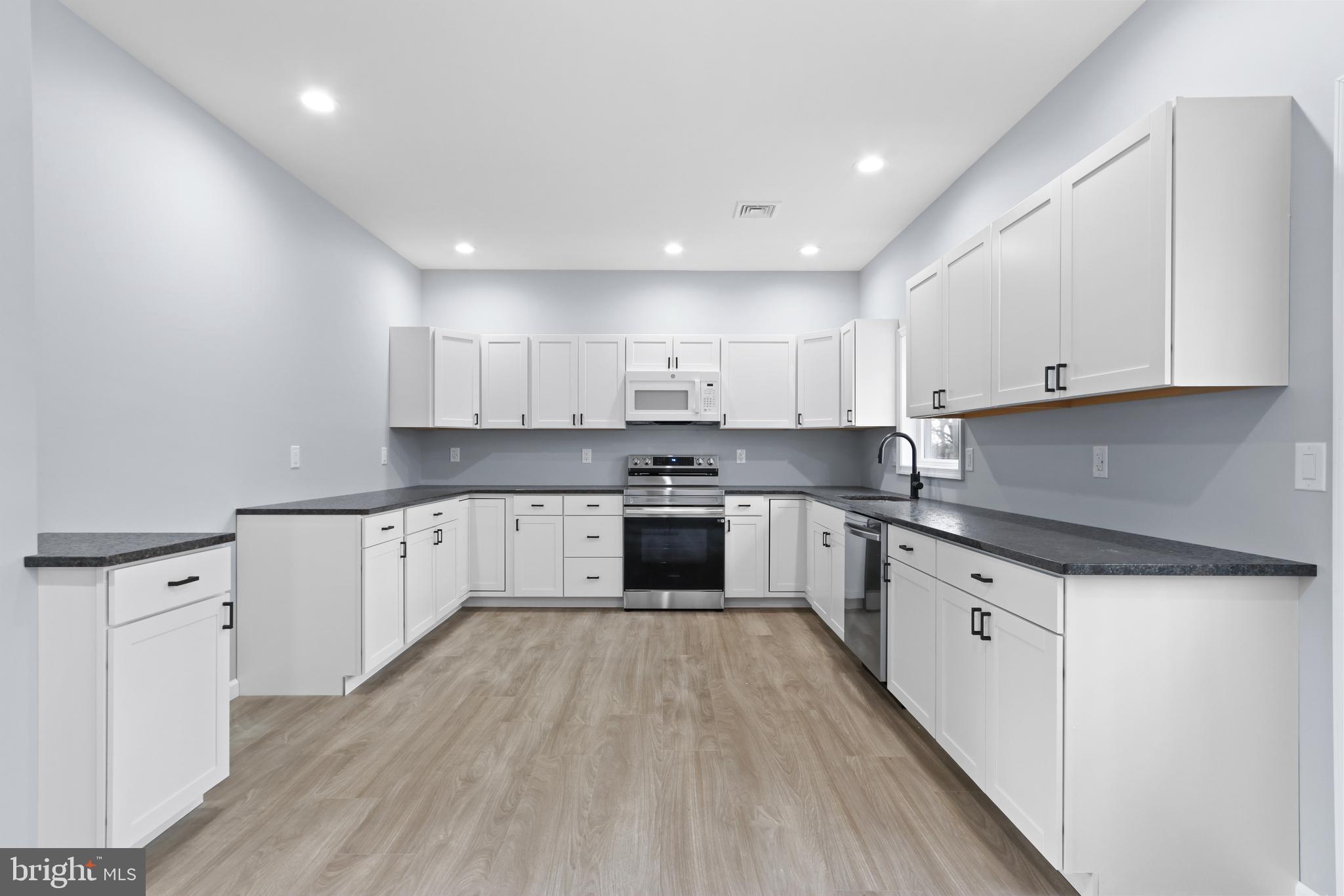 EMERALD LAKES - Residential