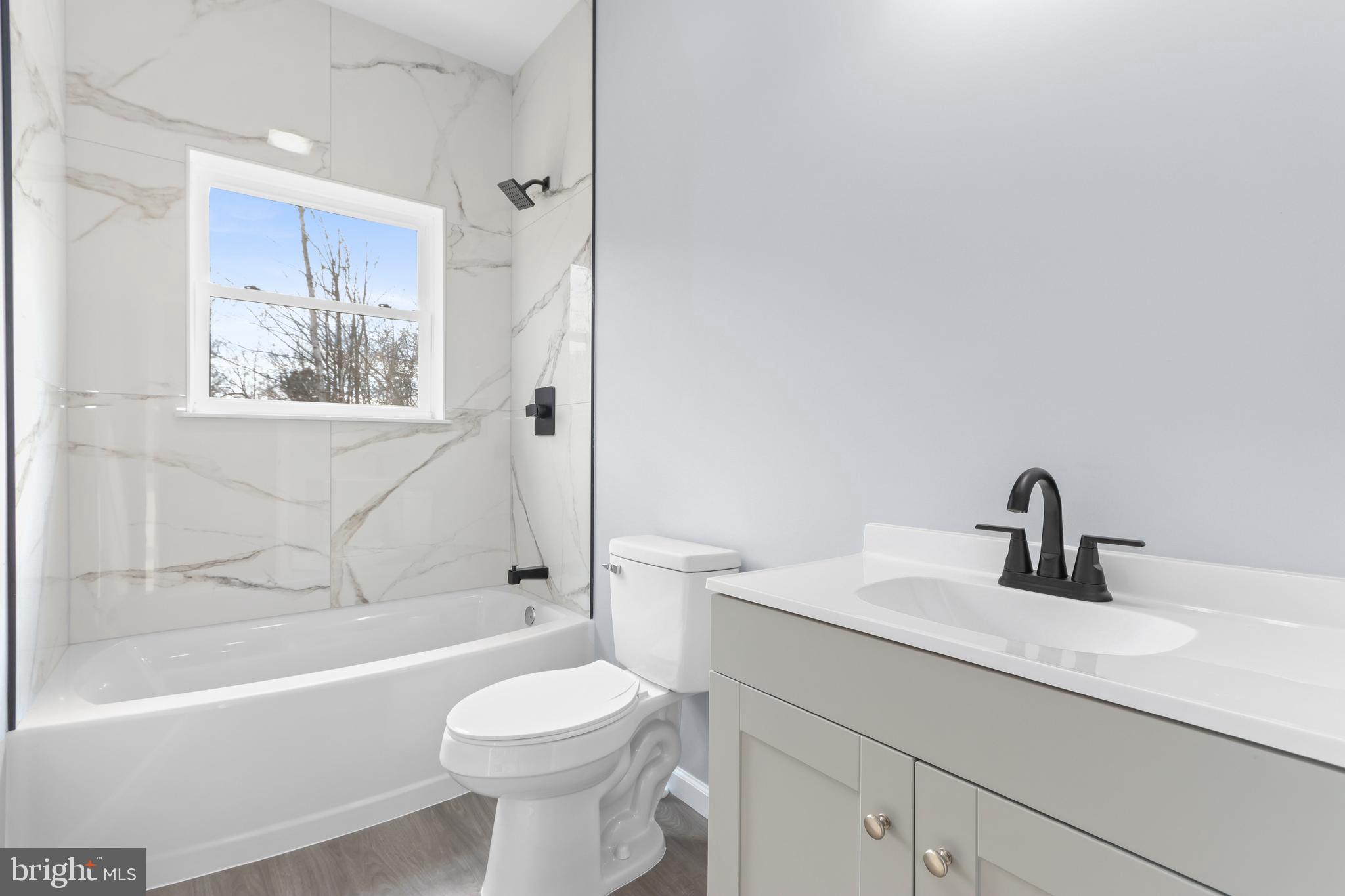 EMERALD LAKES - Residential