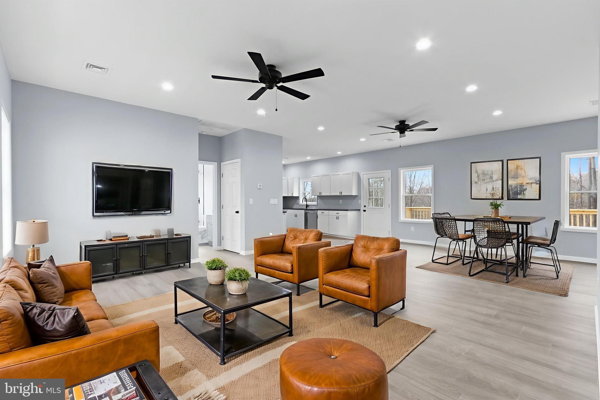 EMERALD LAKES - Residential