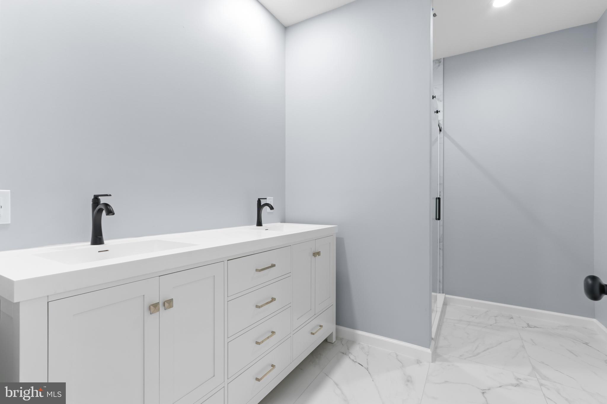 EMERALD LAKES - Residential