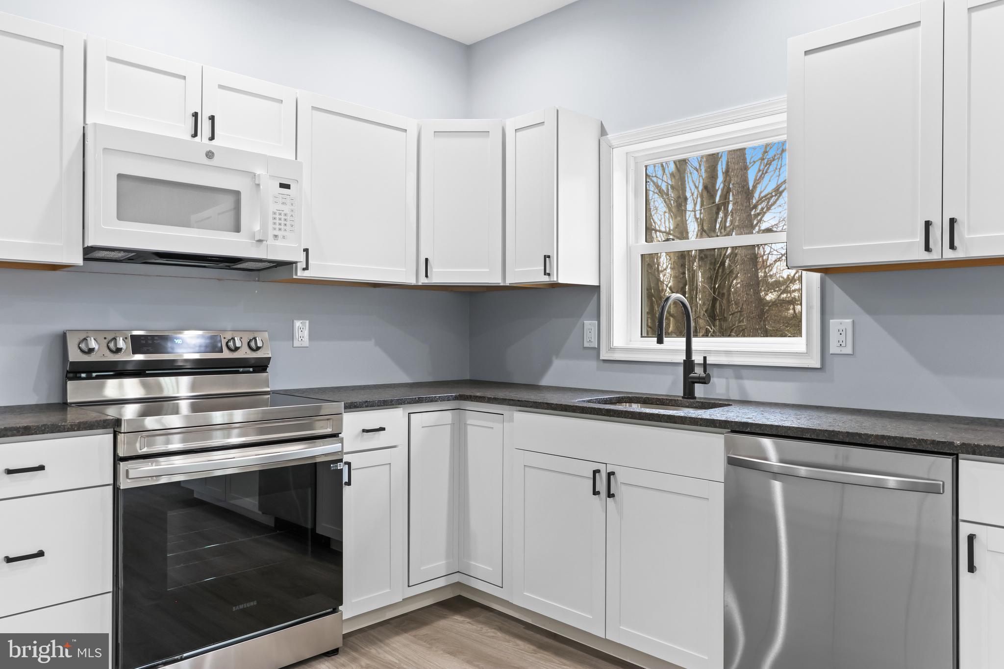 EMERALD LAKES - Residential