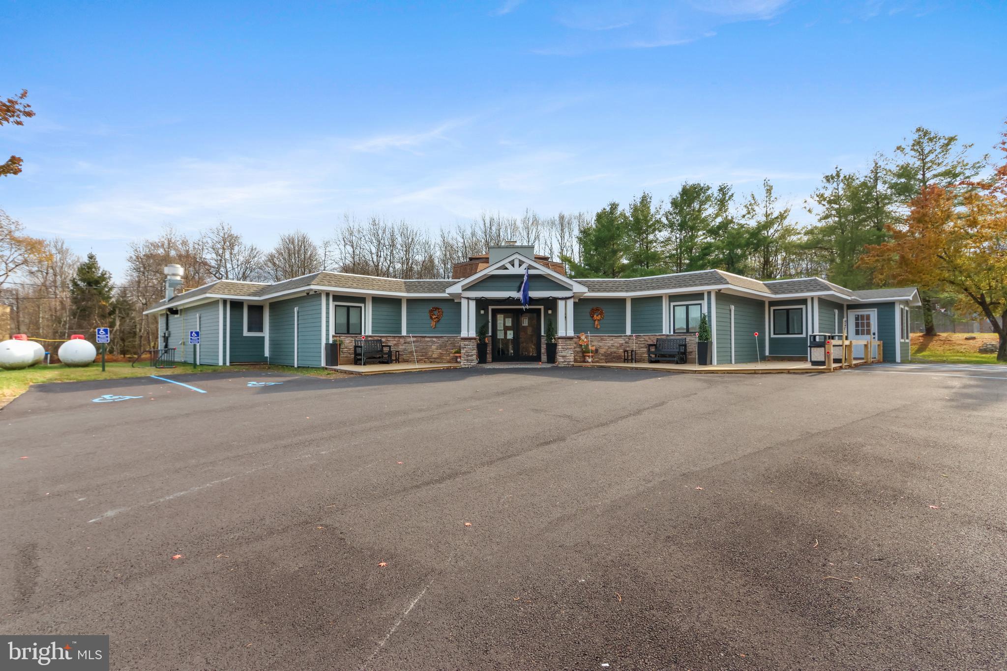 EMERALD LAKES - Residential