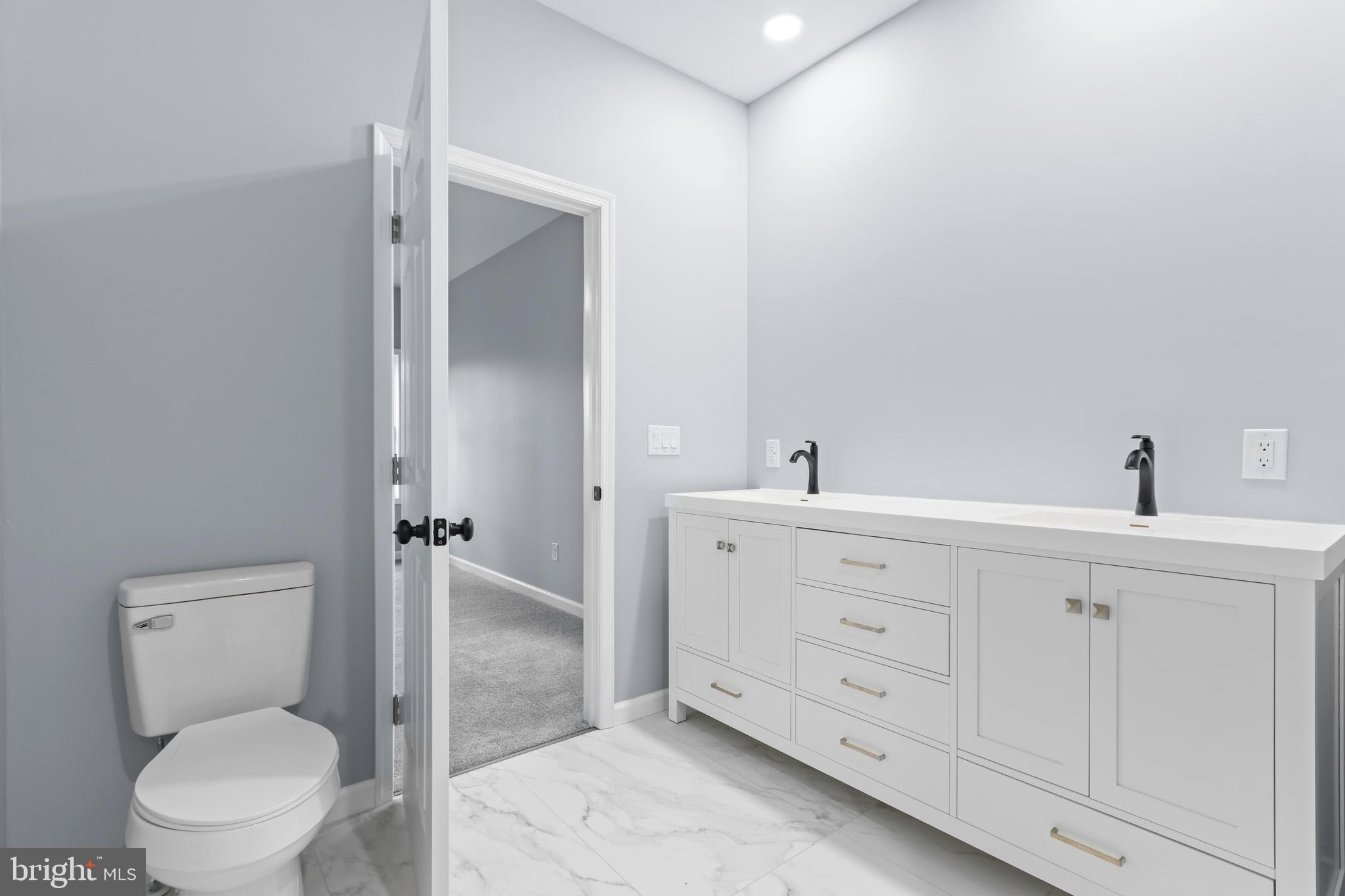 EMERALD LAKES - Residential