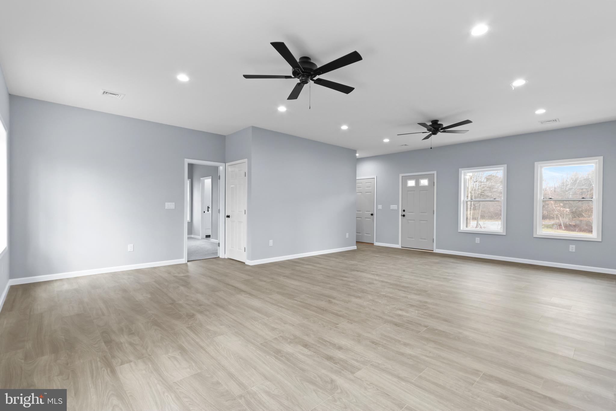 EMERALD LAKES - Residential