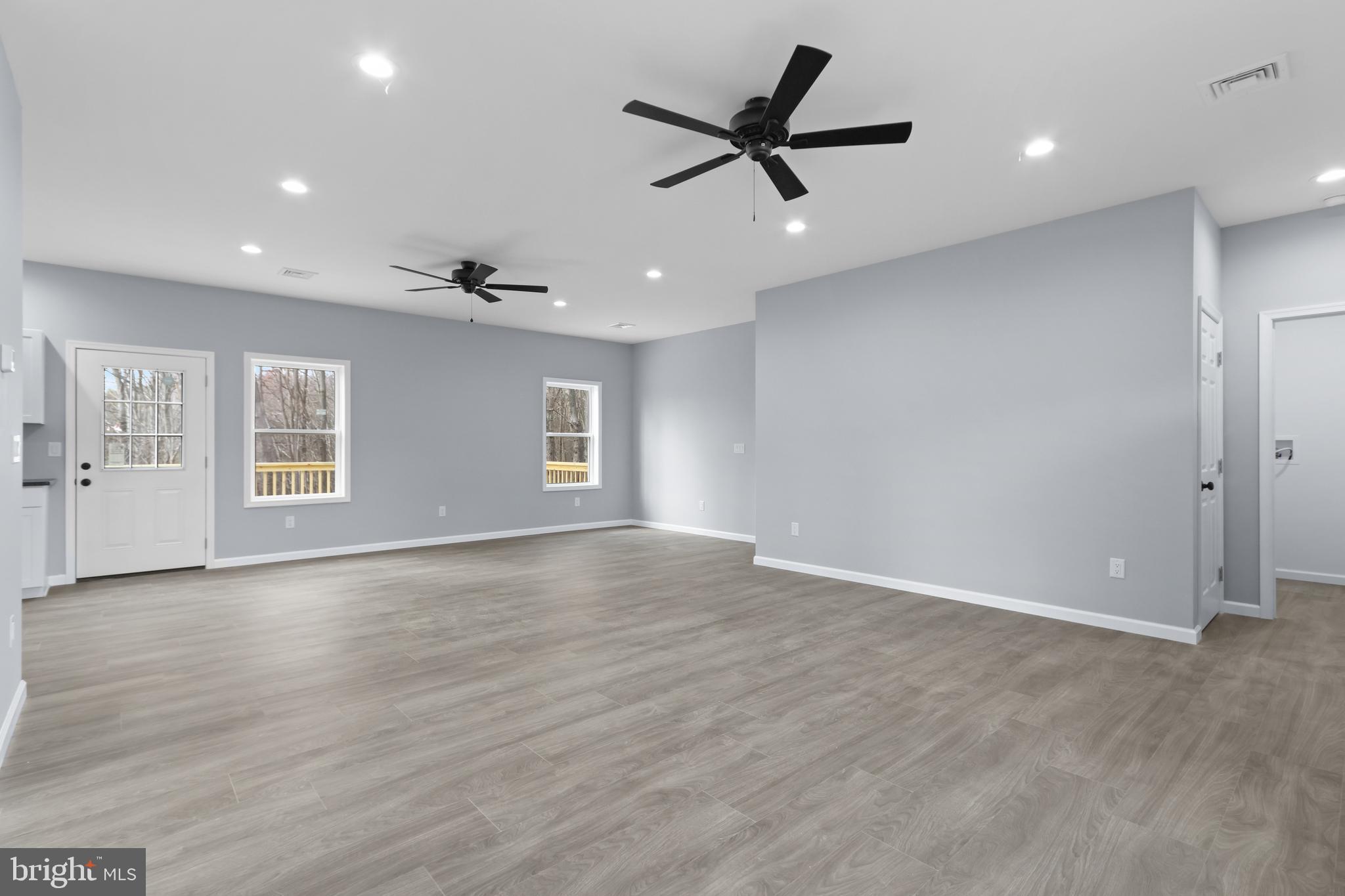 EMERALD LAKES - Residential