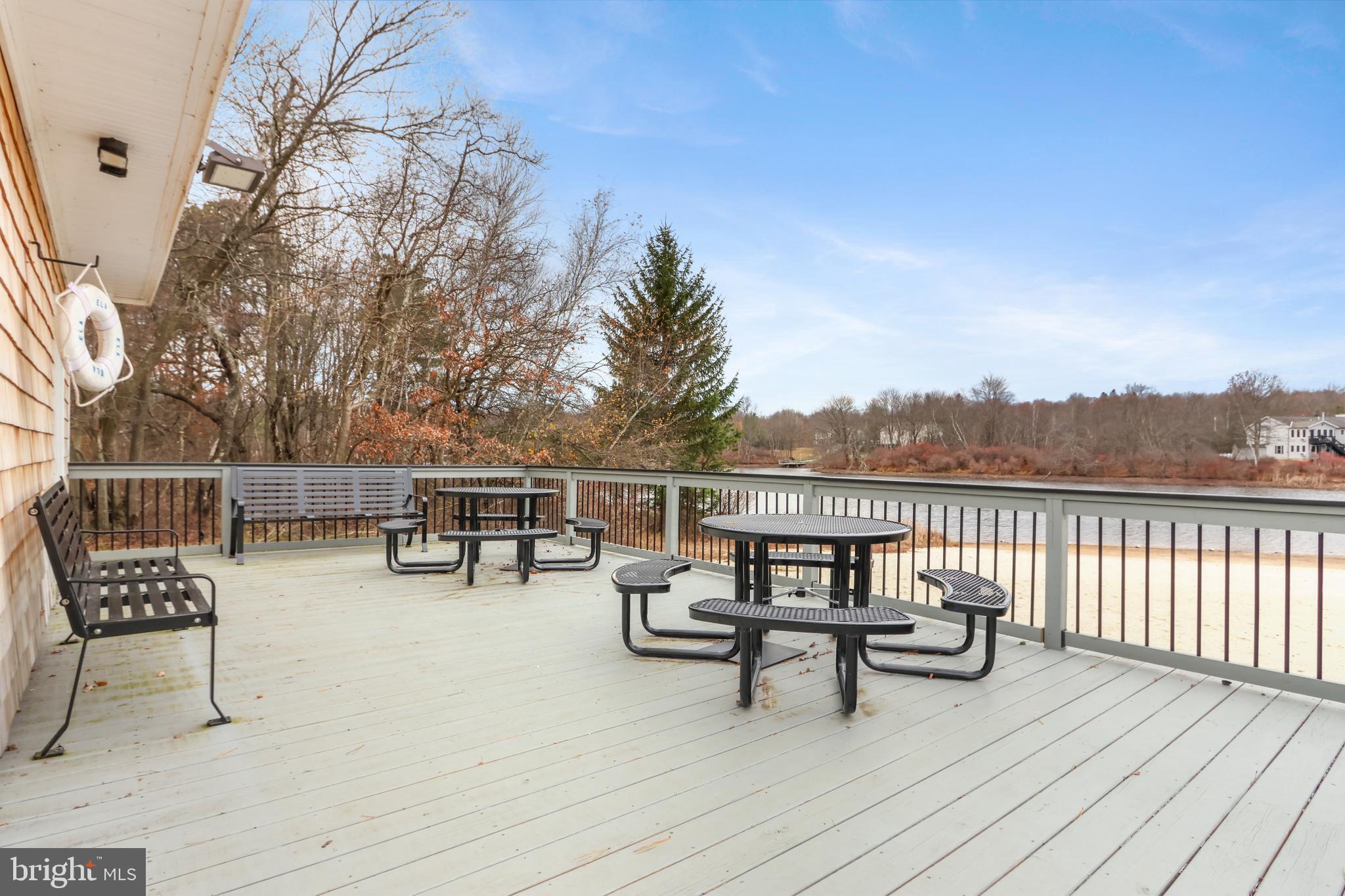 EMERALD LAKES - Residential