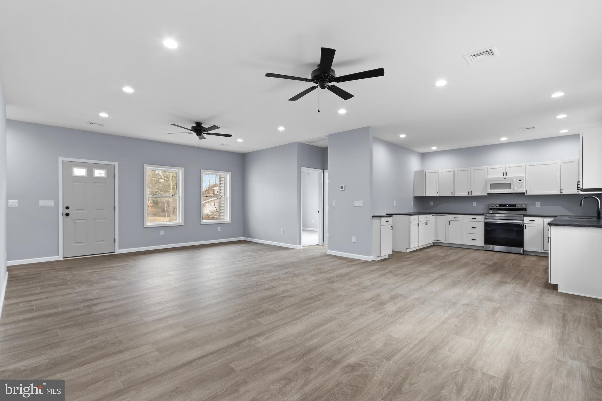 EMERALD LAKES - Residential