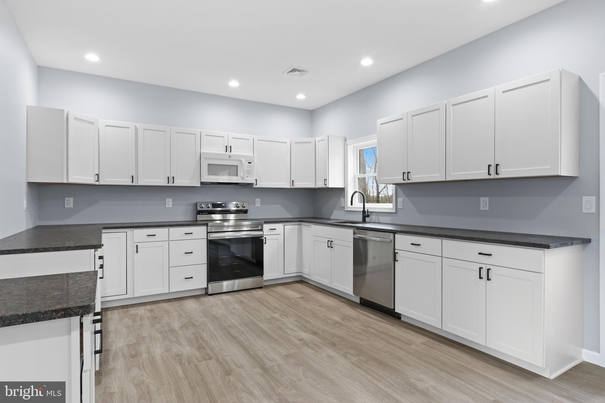 EMERALD LAKES - Residential