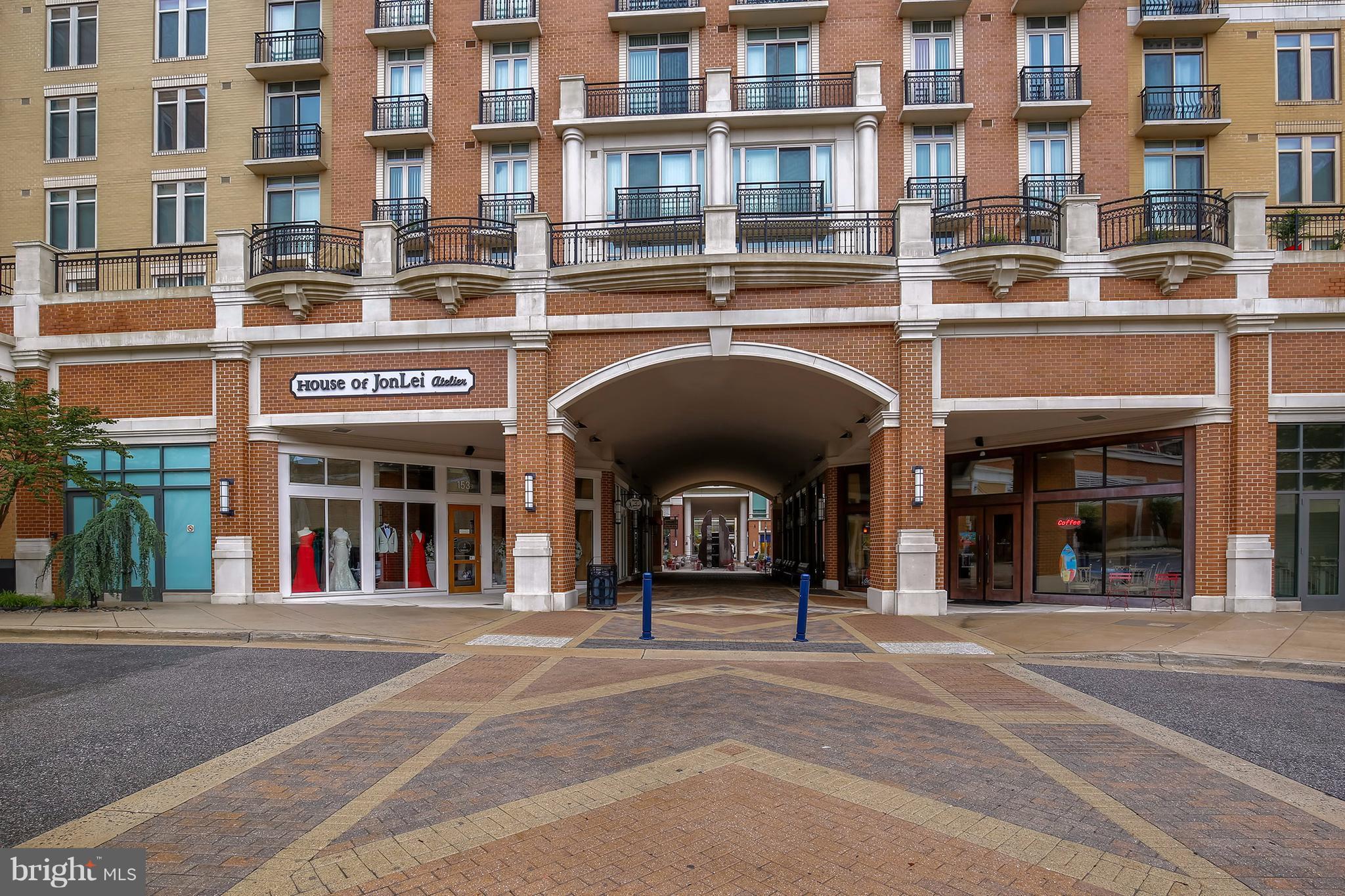 Interior finishes include fully automated window treatments, hardwood flooring, SS appliances, & granite countertops. Located in a full service building with state of the art fitness facility, a resident lounge, a rooftop pool, and gorgeous rooftop views of the Potomac.