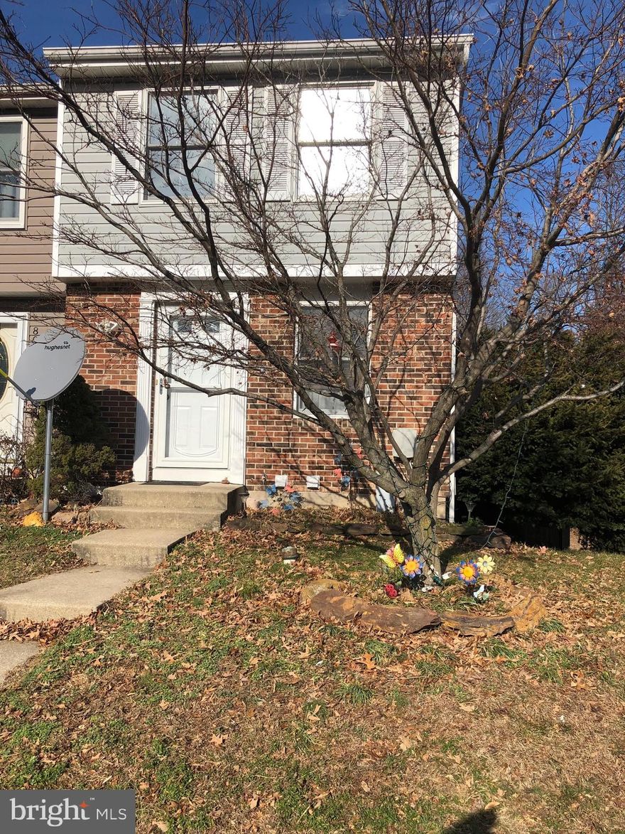 Great End-unit in Desirable Chesterfield!     2 Spacious Bedrooms and full bath up and Primary Bedroom has Built-in-Vanity.     Main Level has Dining room/Den combo with a balcony overlooking lower level Family Room.  Laundry and lots of storage     Sliders out to large fenced back yard!    This is a fantastic starter home  with many community amenities!   Excl :freezer in Kitchen