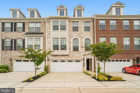 Photo of 7938 Turtle Creek Circle, GAINESVILLE, VA 20155 (MLS # VAPW2118798)