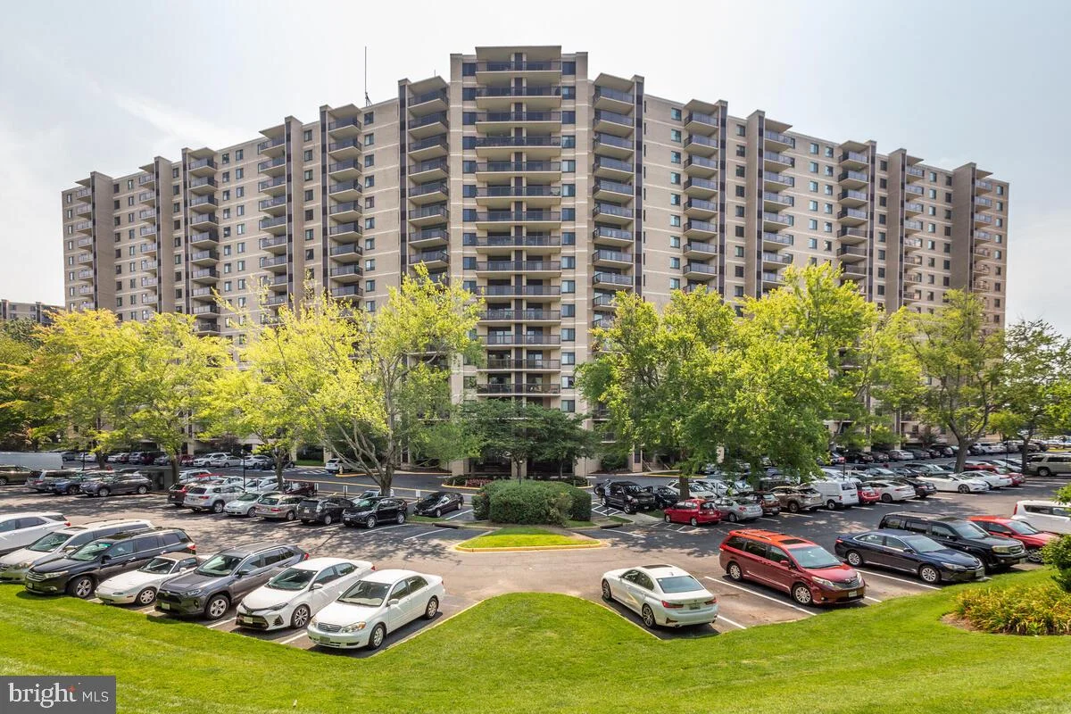 205 Yoakum Parkway Unit 902, Alexandria, VA 22304