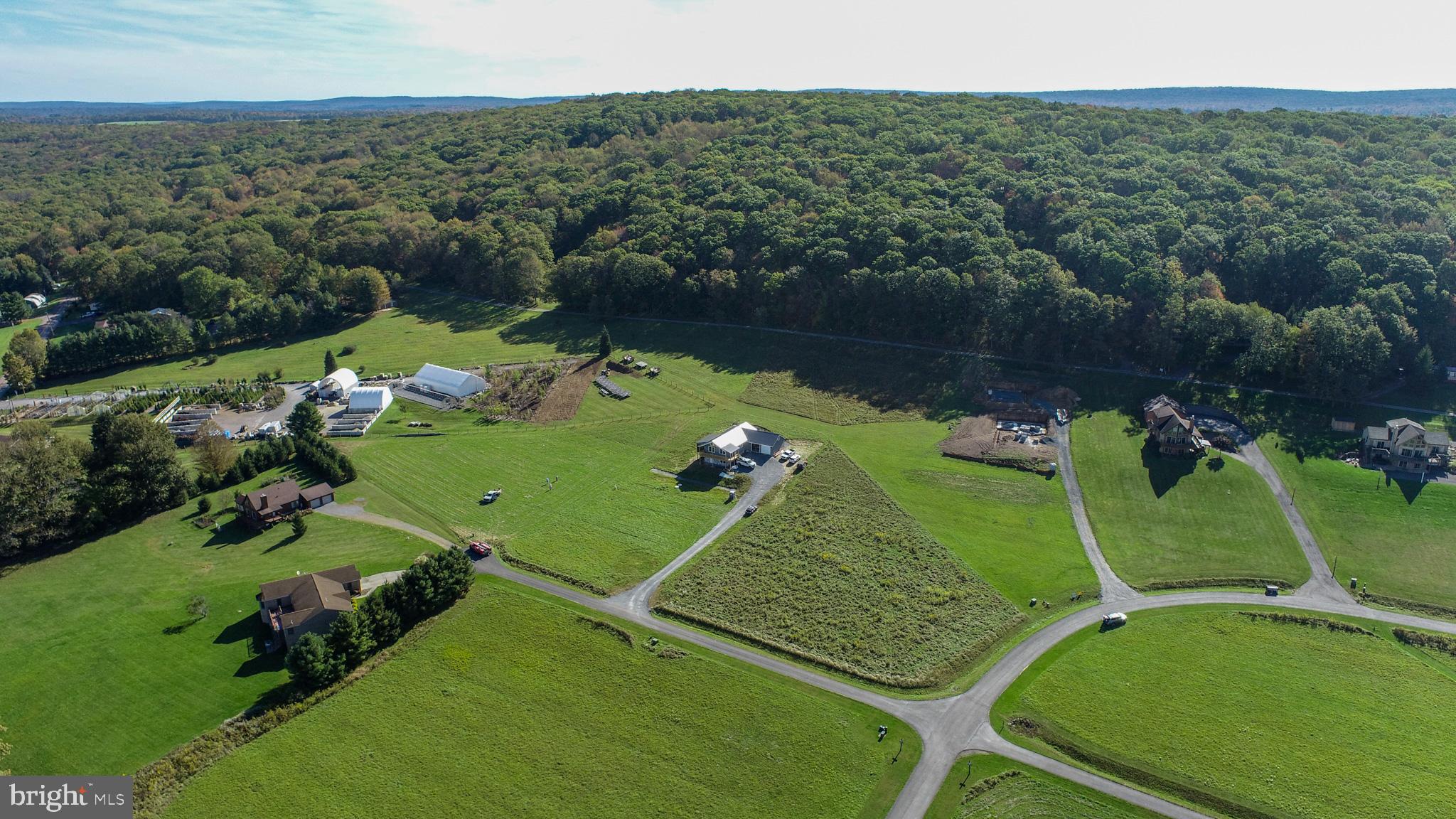 WISPERING VIEWS - Land