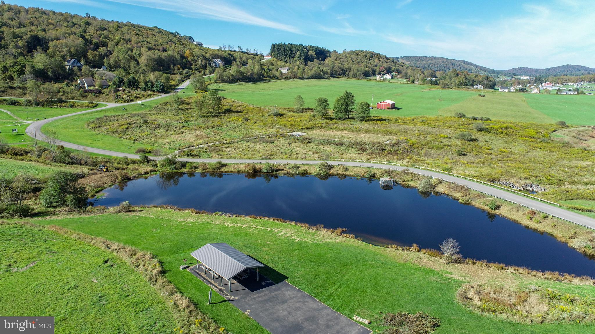 WISPERING VIEWS - Land