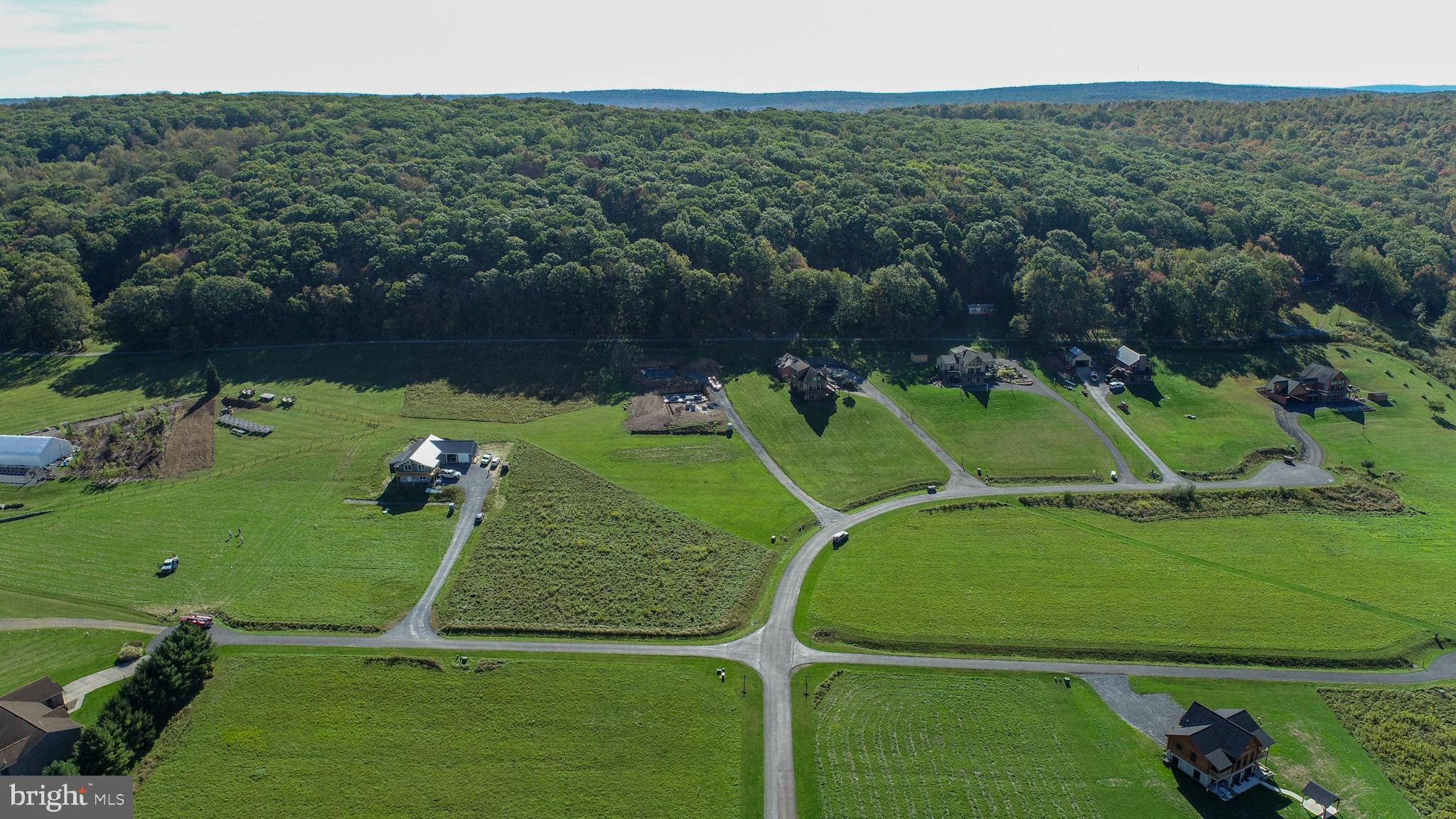 WISPERING VIEWS - Land