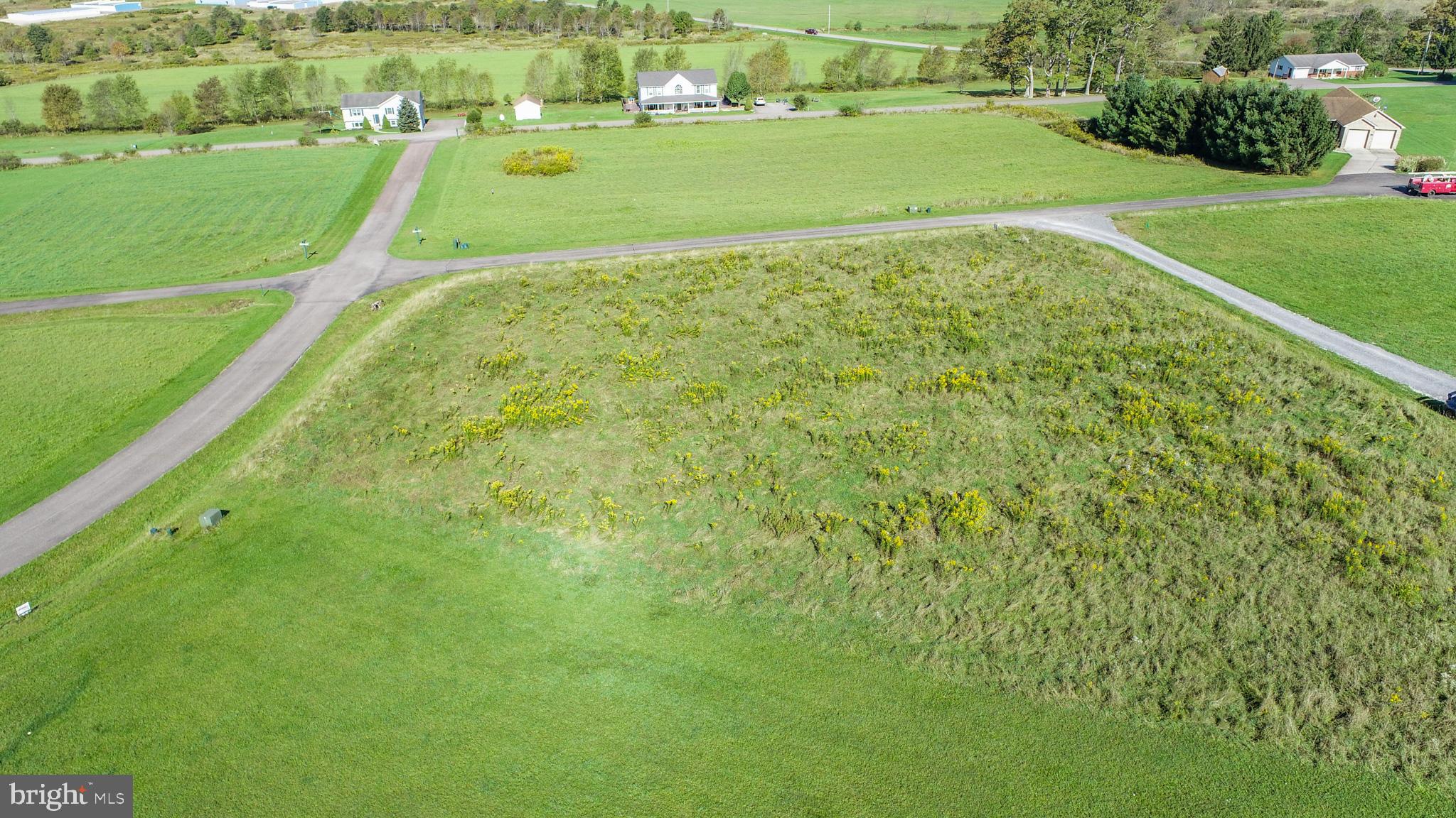 WISPERING VIEWS - Land