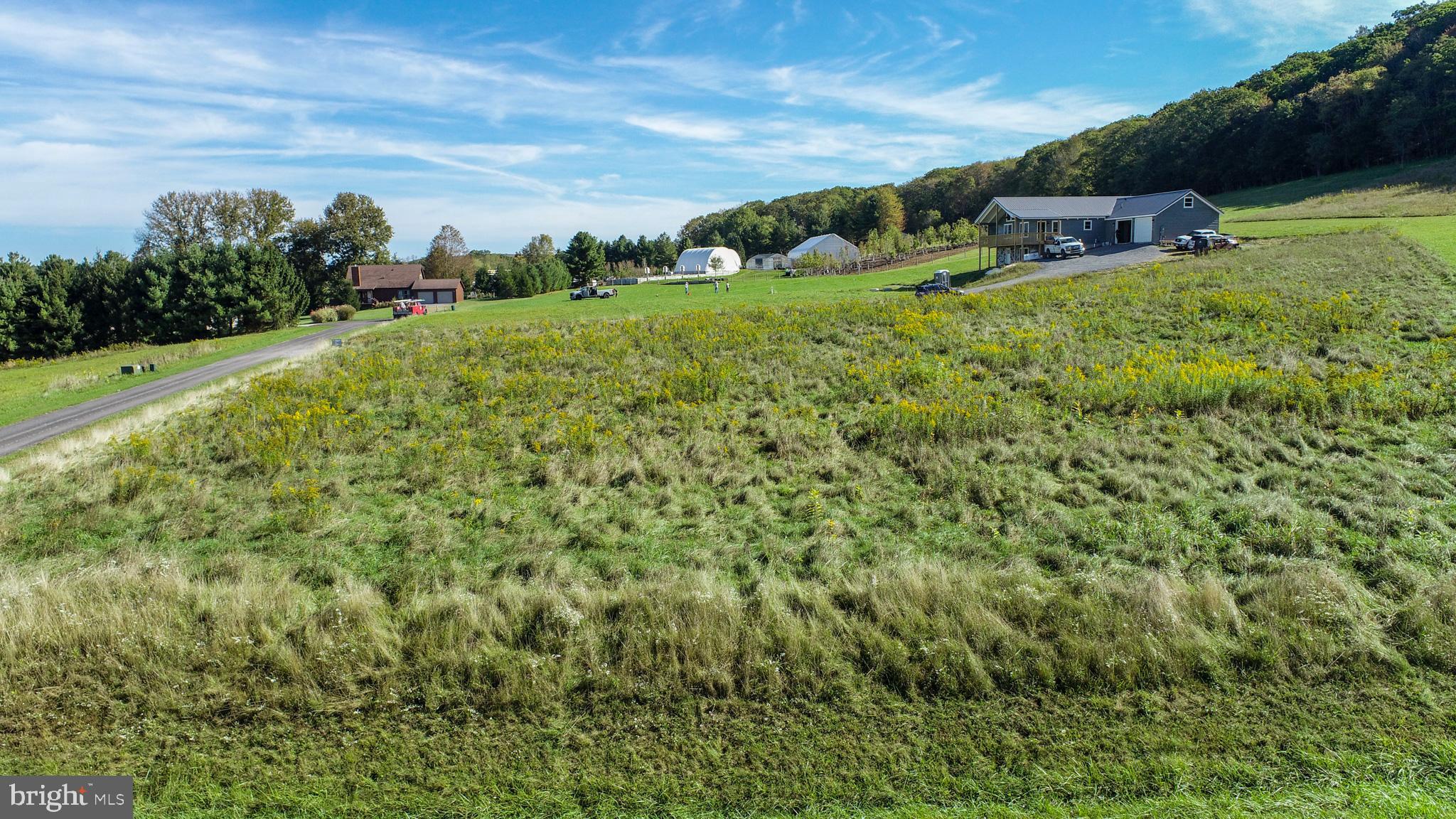 WISPERING VIEWS - Land