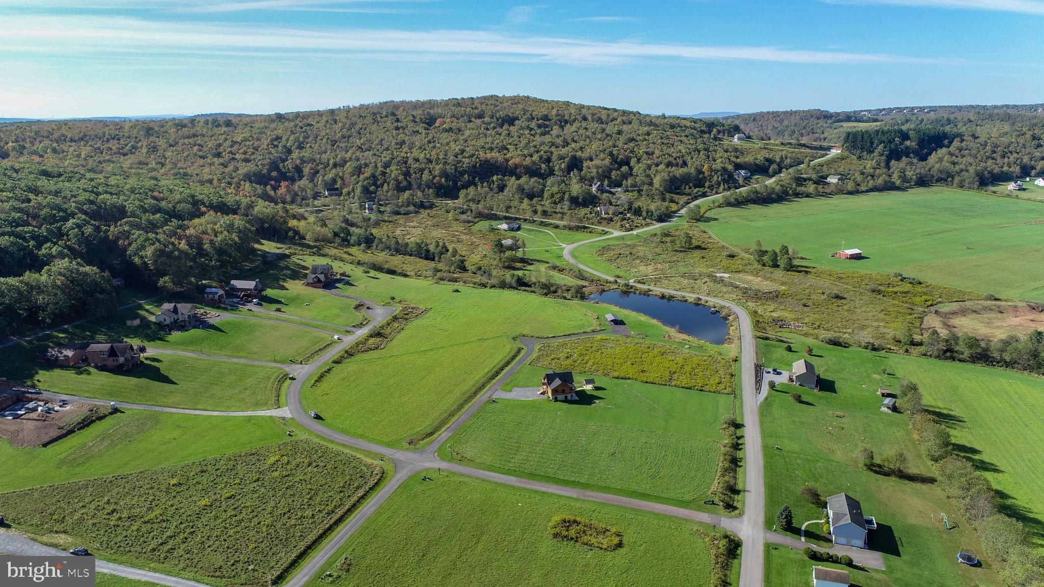 WISPERING VIEWS - Land