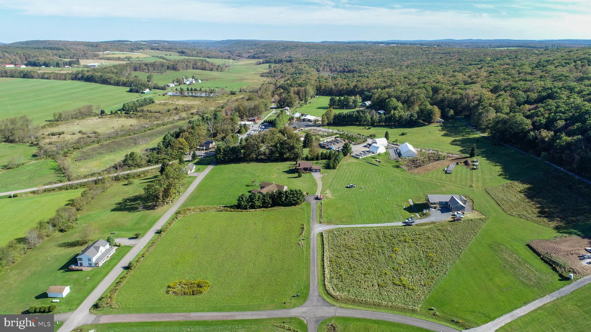 WISPERING VIEWS - Land