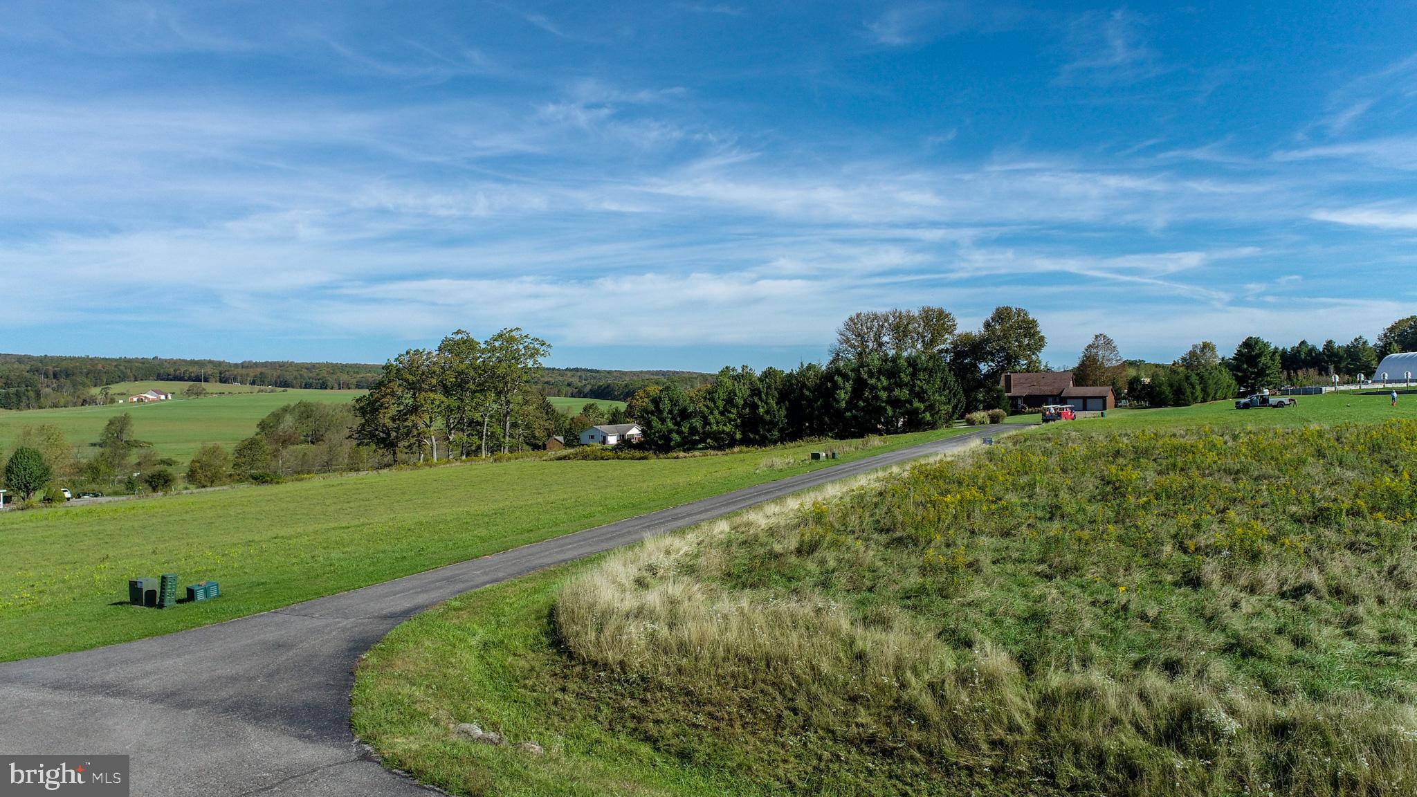 WISPERING VIEWS - Land