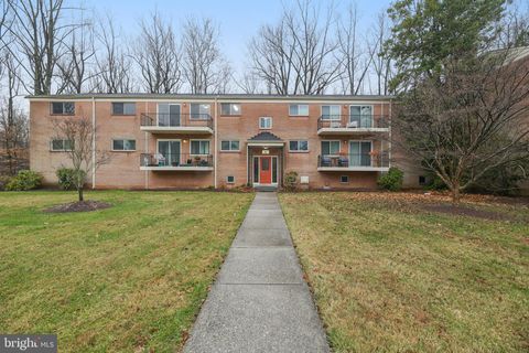 Photo of 10607 Weymouth Street #W-201, BETHESDA, MD 20814 (MLS # MDMC2209862)