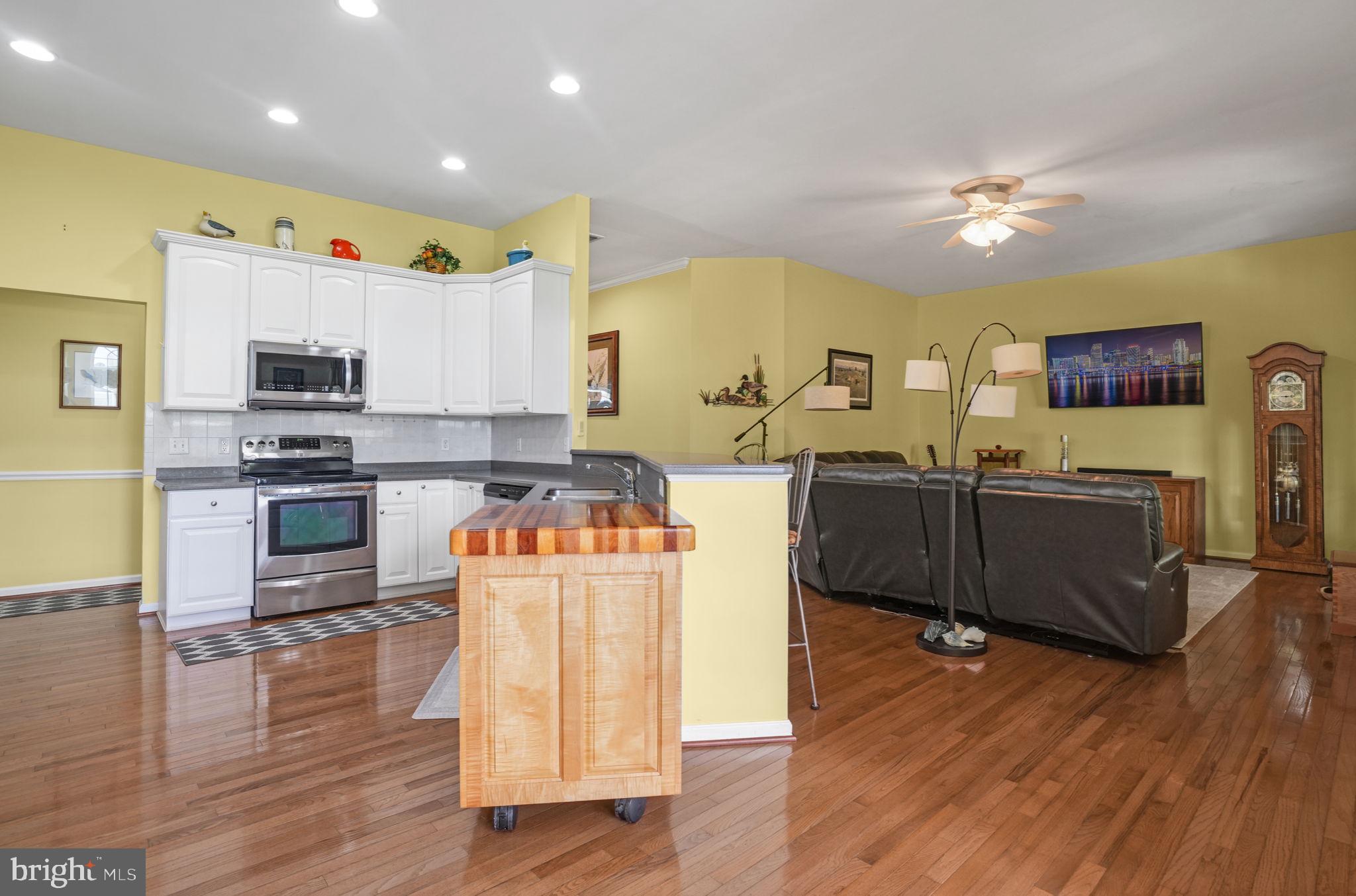 CAPTAIN'S COVE - Residential