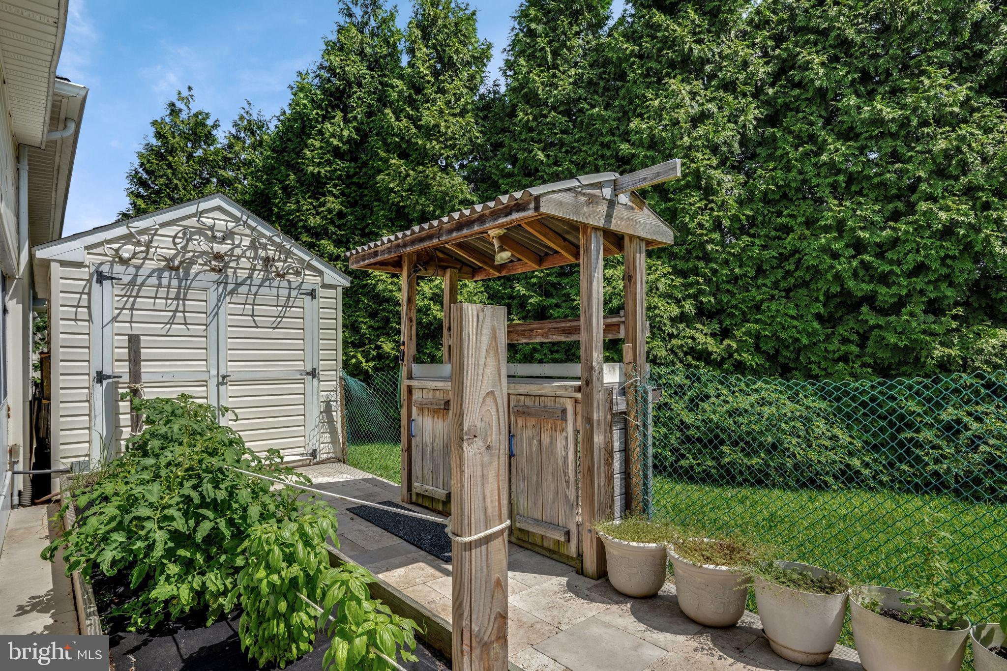 CAPTAIN'S COVE - Residential