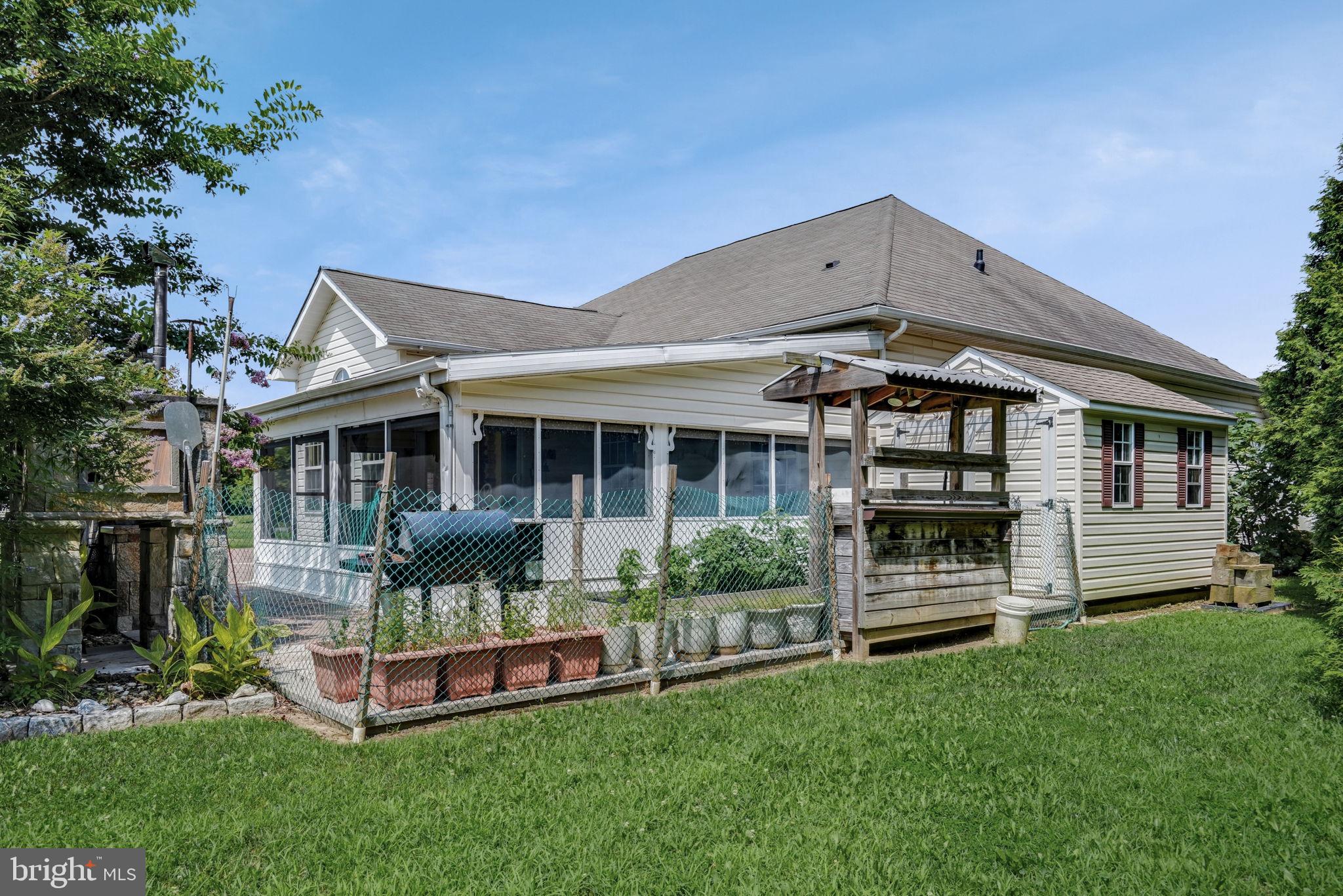 CAPTAIN'S COVE - Residential