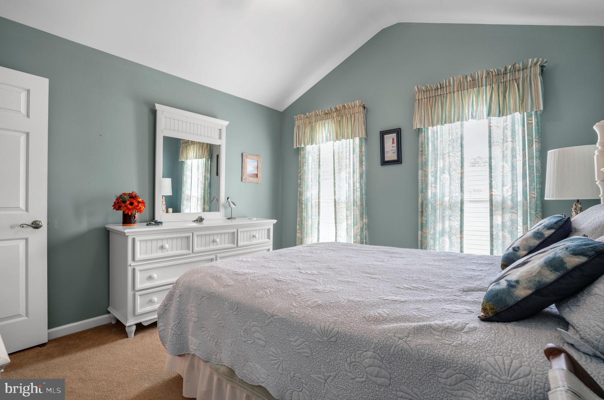 CAPTAIN'S COVE - Residential