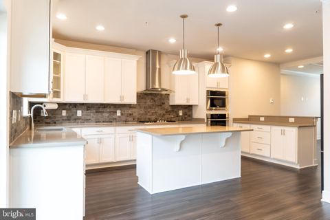 Photo of 54 Verdant Oak Ave, CLARKSBURG, MD 20871 (MLS # MDMC2213918)