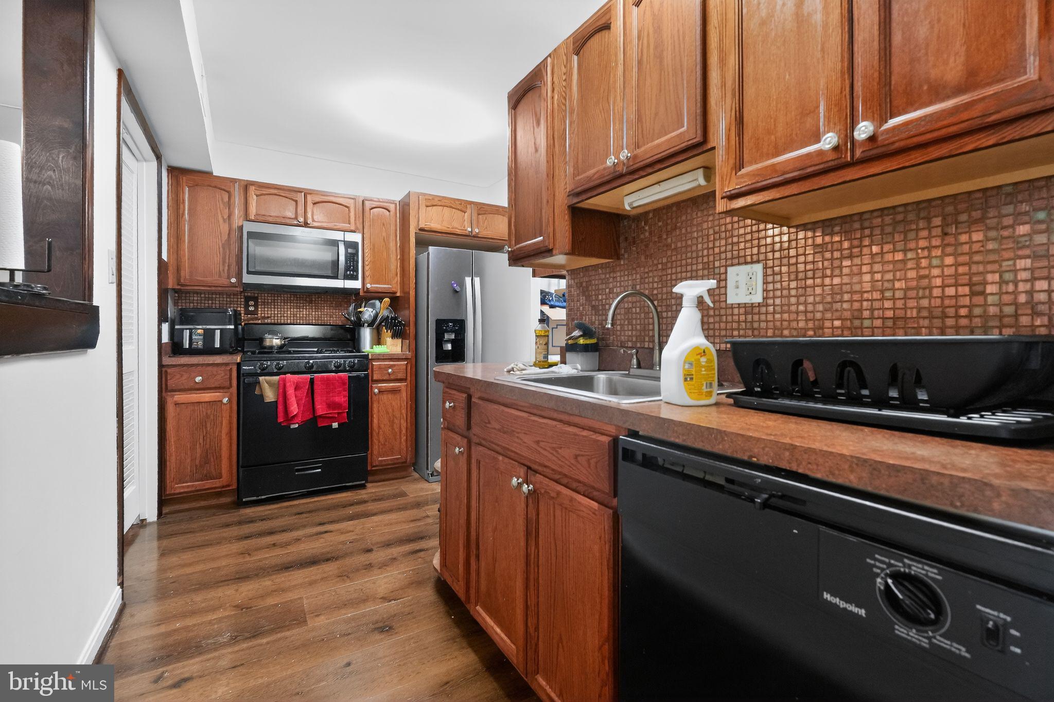 FOUR SEASONS - Residential