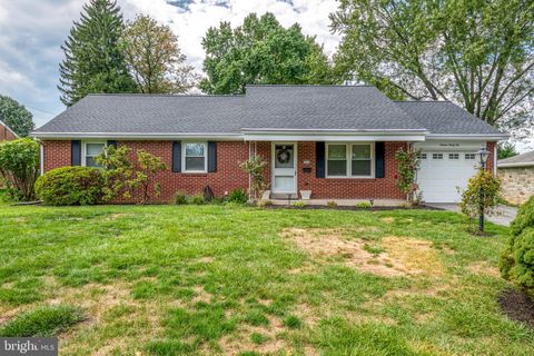 Photo of 1636 Ridgedale Drive, Lancaster, PA 17601 (MLS # PALA2056004)