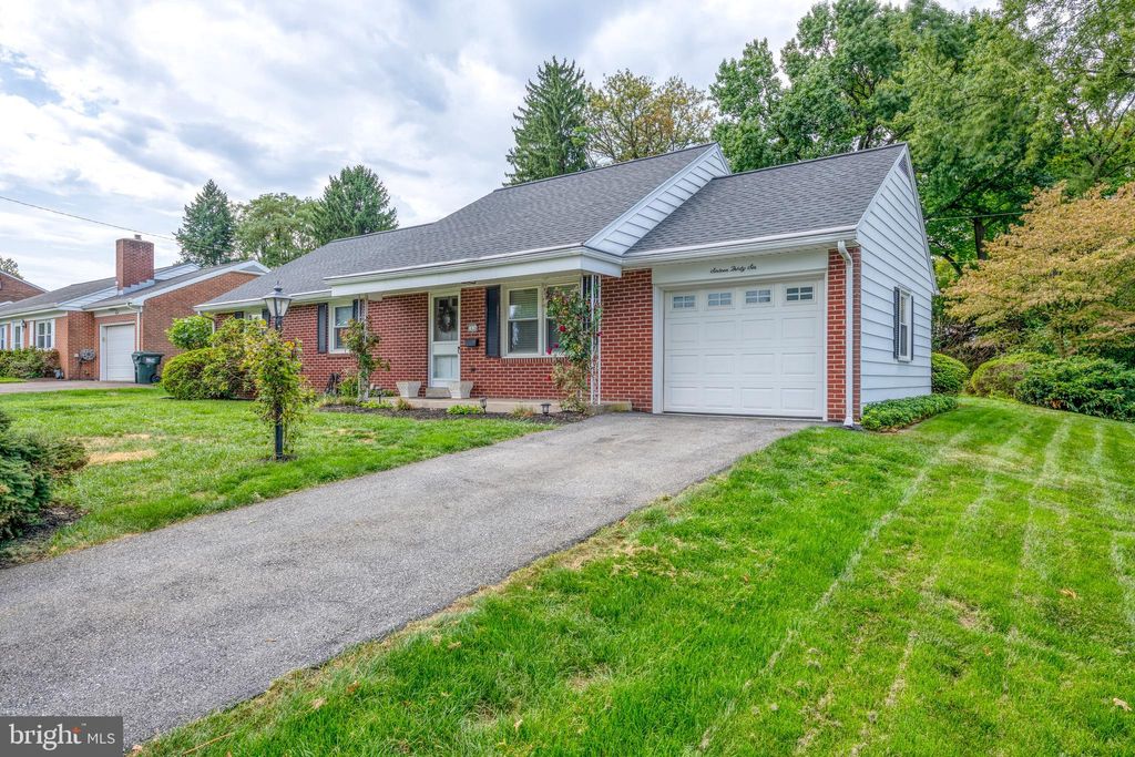 Photo of 1636 Ridgedale Drive, Lancaster, PA 17601 (MLS # PALA2056004)