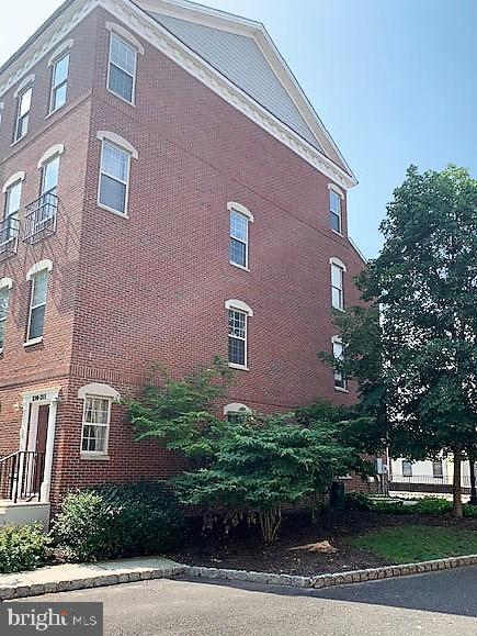 NAVAL SQUARE - Residential Lease