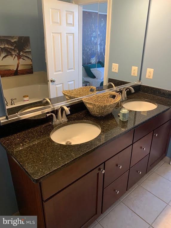 NAVAL SQUARE - Residential Lease