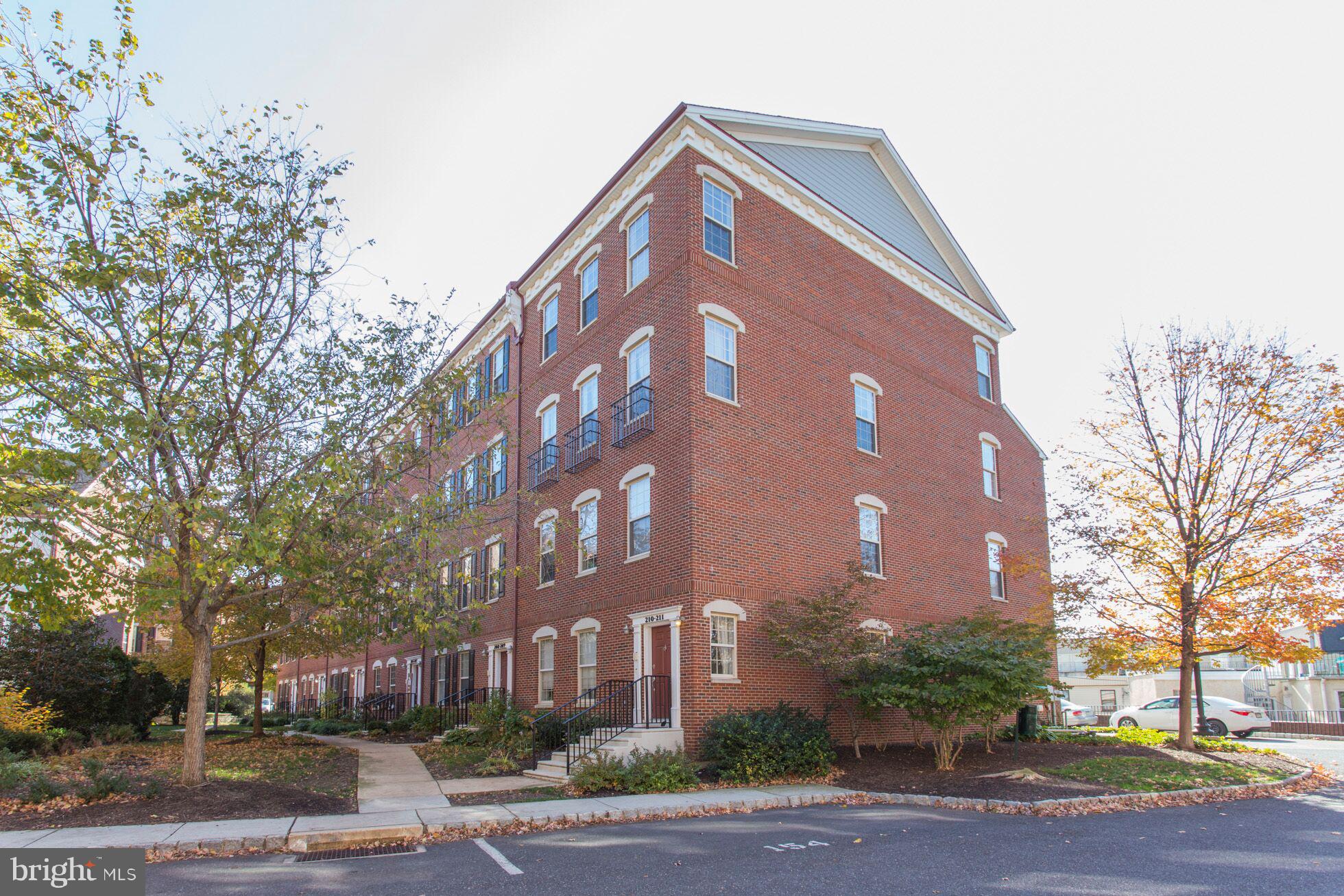 NAVAL SQUARE - Residential Lease