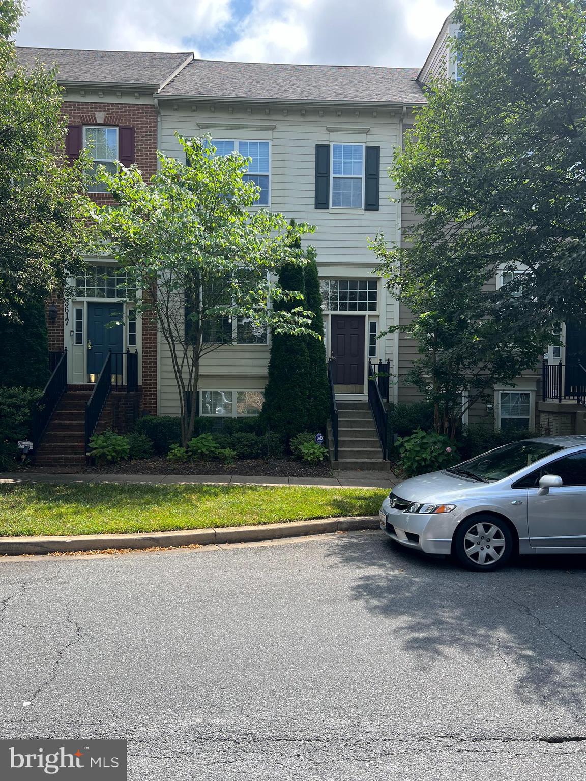 WONDERFUL TOWNHOME IN THE VILLAGES.........SHORT WALK TO SHOPPING AND THE CLUB HOUSE FOR SWIMMING AND TENNIS.....................FRESHLY PAINTED AND READY FOR YOUR NEXT HOME.
HIGH CEILINGS ON THE MAIN LEVEL.........BEAUTIFUL FIREPLACE IN FAMILY ROOM.