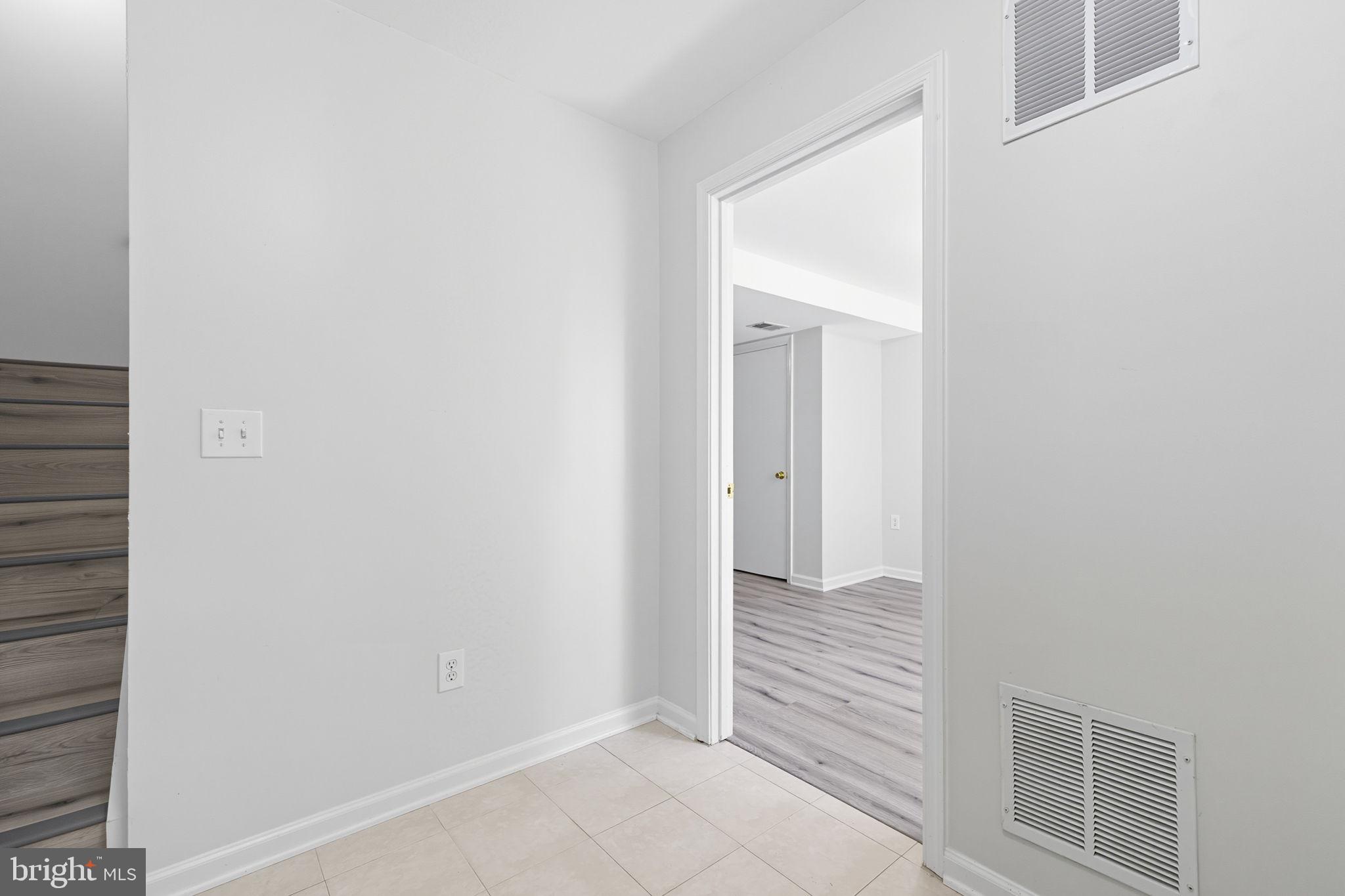 ASHBURN MANOR - Residential Lease