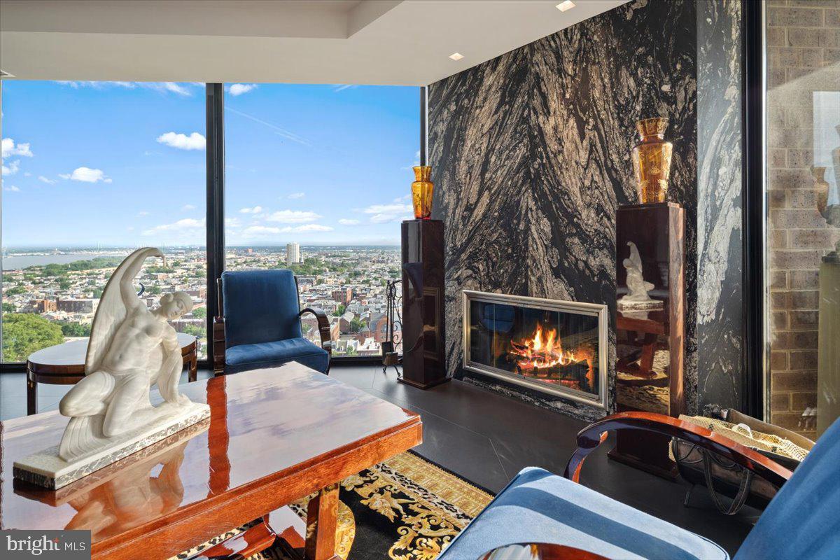 SOCIETY HILL - Residential