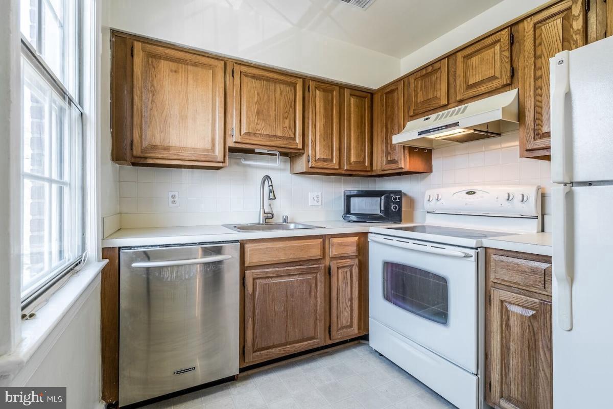 CAMBRIDGE COURTS - Residential Lease